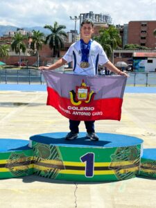 Foto: Juan Felipe Silva Rodríguez, patinador barranqueño en Juegos Intercolegiados en representación del Colegio Miguel Antonio Caro.