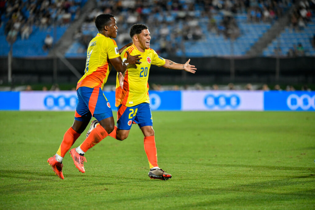 Foto: FCF. Juan Fernando Quintero celebrando el gol ante Uruguay con John Arias.