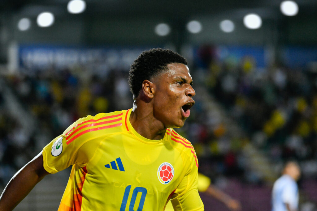 Oscar Perea #10. Celebración del gol ante Argentina.