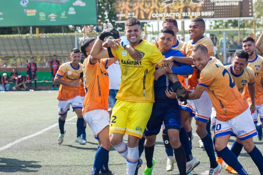 Guardameta Cristian Baldovino celebrando título en la cancha Marte.