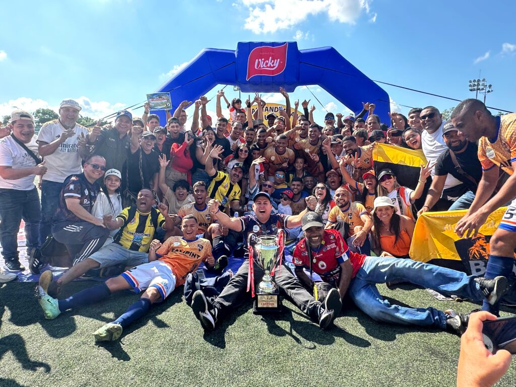 Barrancabermeja FC. Equipo, familiares y seguidores. Foto con el título del Torneo de la Marte.